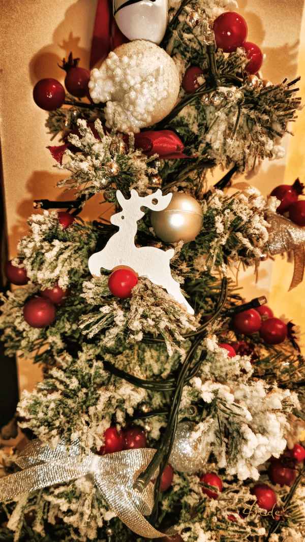 Albero natalizio decorato - immagine 9