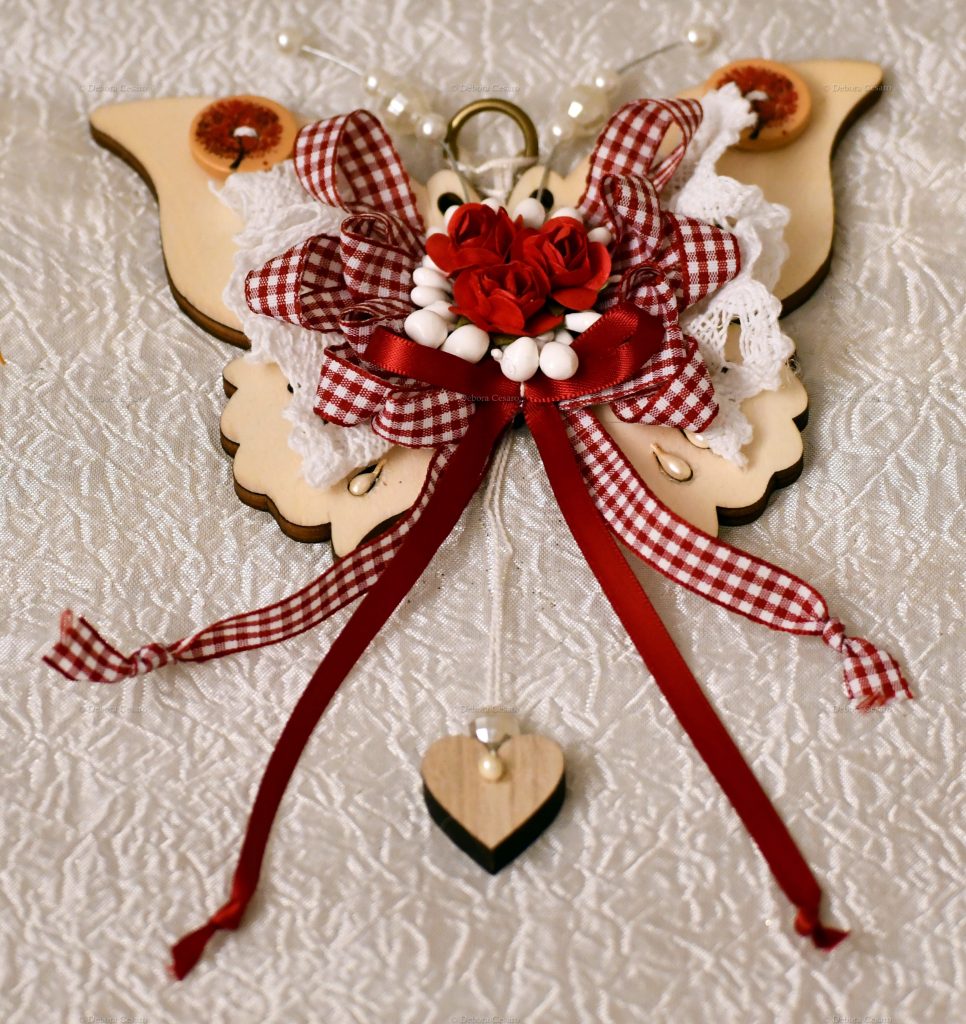 farfalla-legno-pizzo-roselline-bianco-rosso-966x1024
