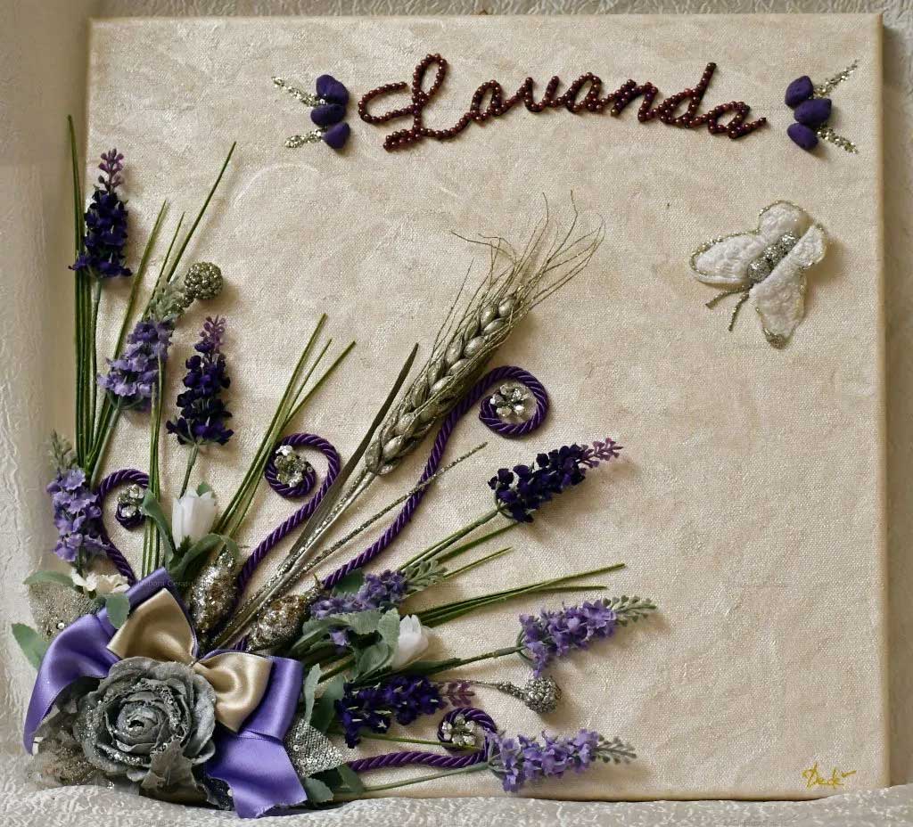 quadro-su-tela-con-passamaneria-e-fiori-sintetici-lavanda-1024x928