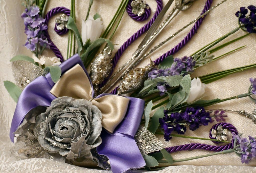 quadro-su-tela-con-passamaneria-e-fiori-sintetici-lavanda-particolare-1024x695