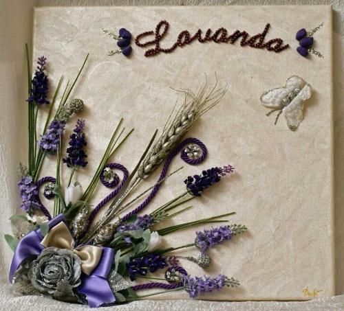 quadro-su-tela-con-passamaneria-e-fiori-sintetici-lavanda-1024x928